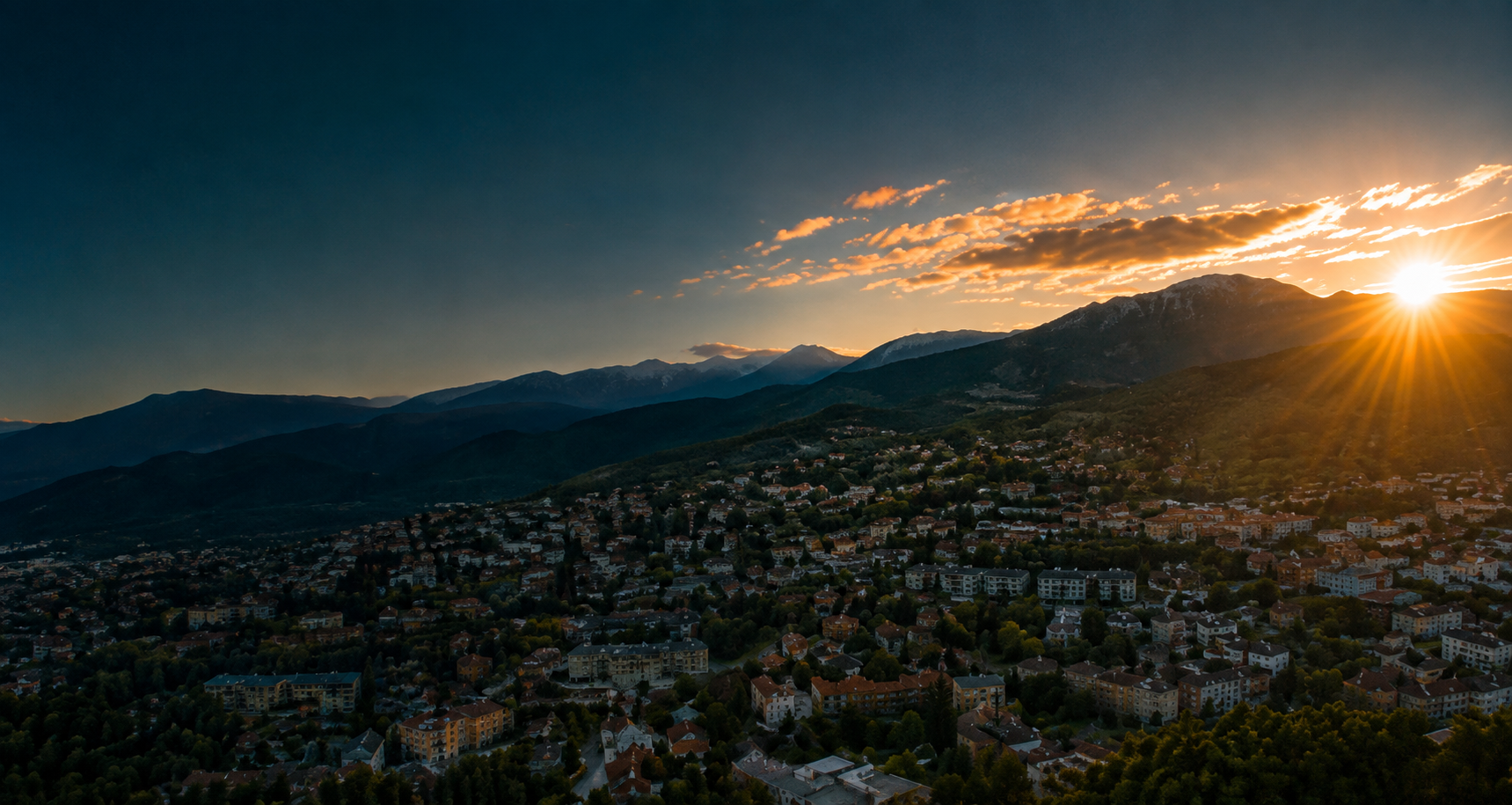 Vue de Gap et des montagnes au coucher du soleil